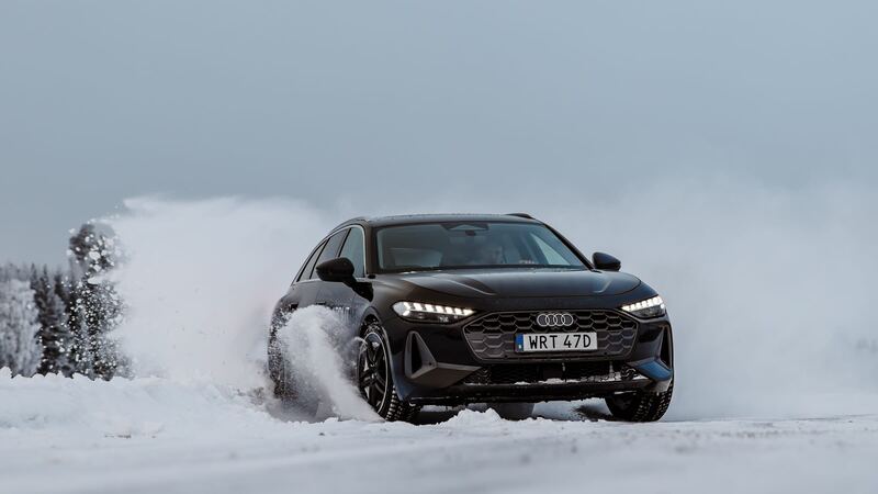 Czarne Audi w tumanie śnieżnego pyłu, ujęcie z przodu