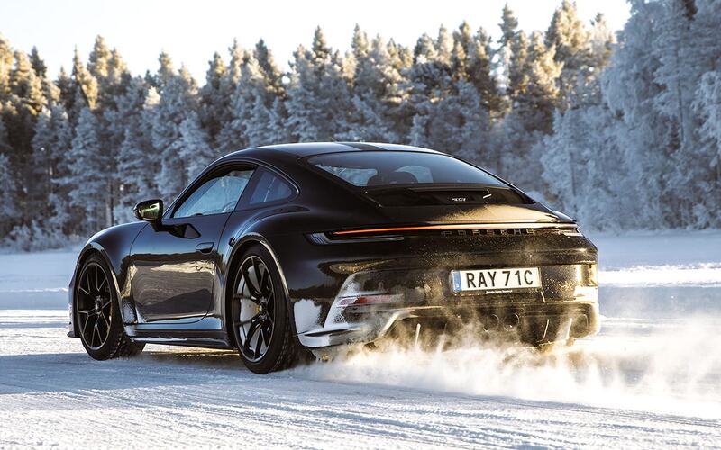 Porsche 911 z profilu, śnieg spod kół