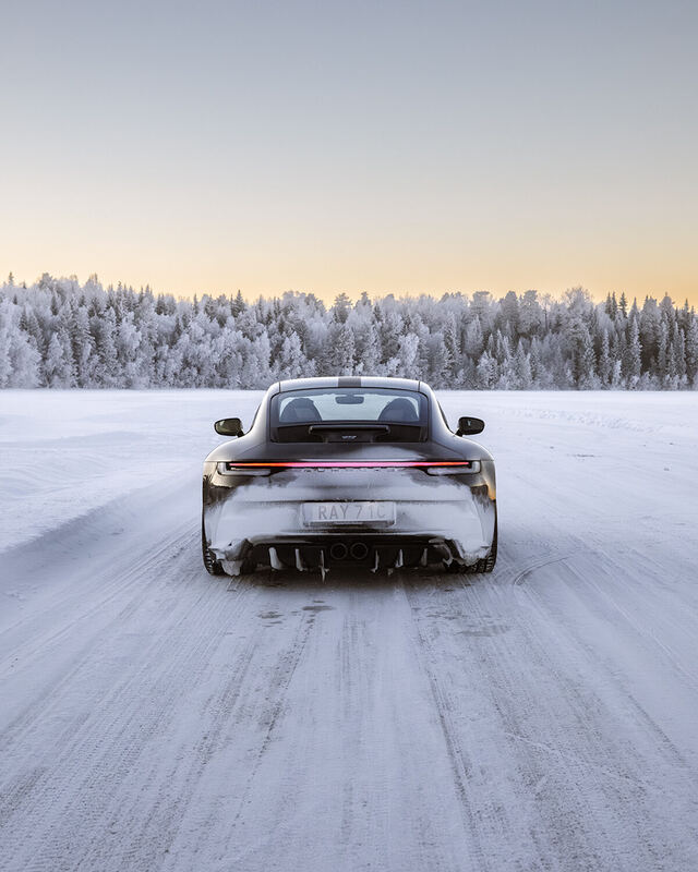 Porsche 911 od tyłu na tle pomarańczowego nieba