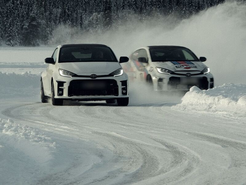 Dwie Toyoty GR Yaris w poślizgu na torze na zamarzniętym jeziorze