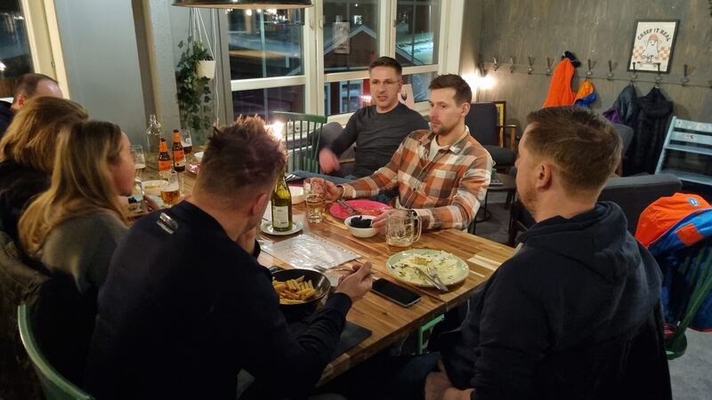 Wspólna kolacja przy długim stole po dniu na lodzie