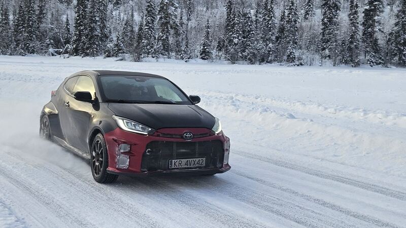 Toyota GR Yaris w poślizgu na śnieżnym torze