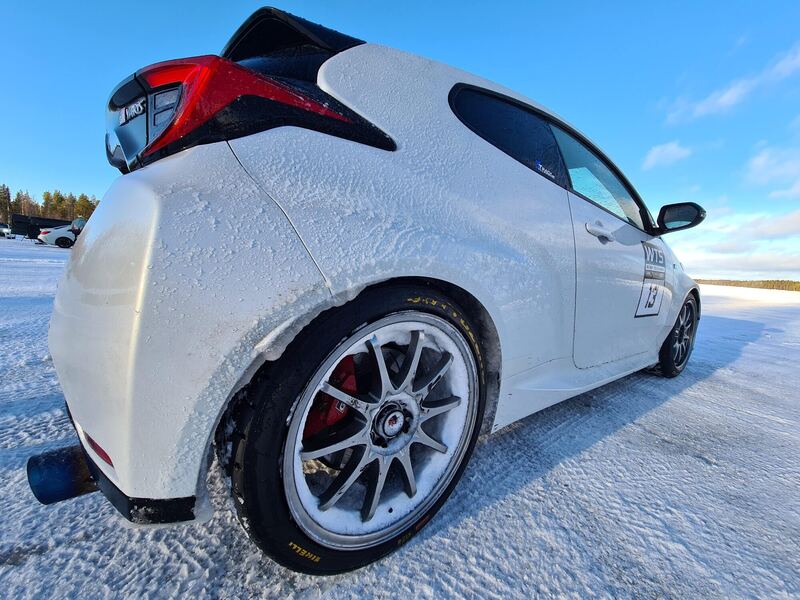Biała Toyota GR Yaris na zamarzniętym jeziorze