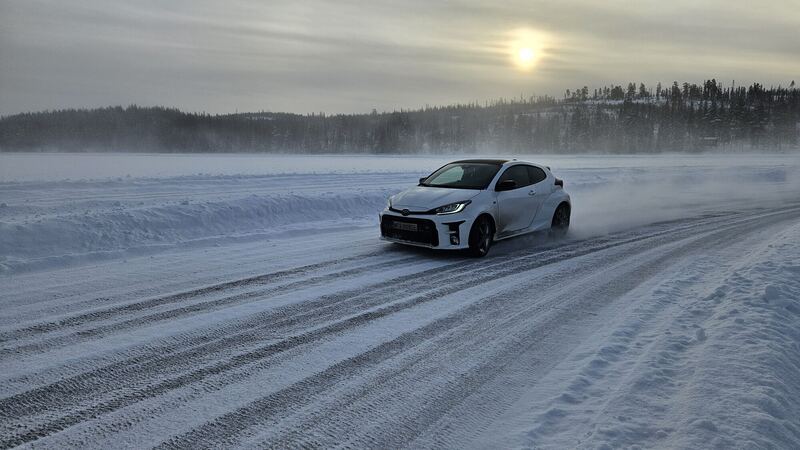 Toyota GR Yaris na lodzie w niskim zimowym słońcu