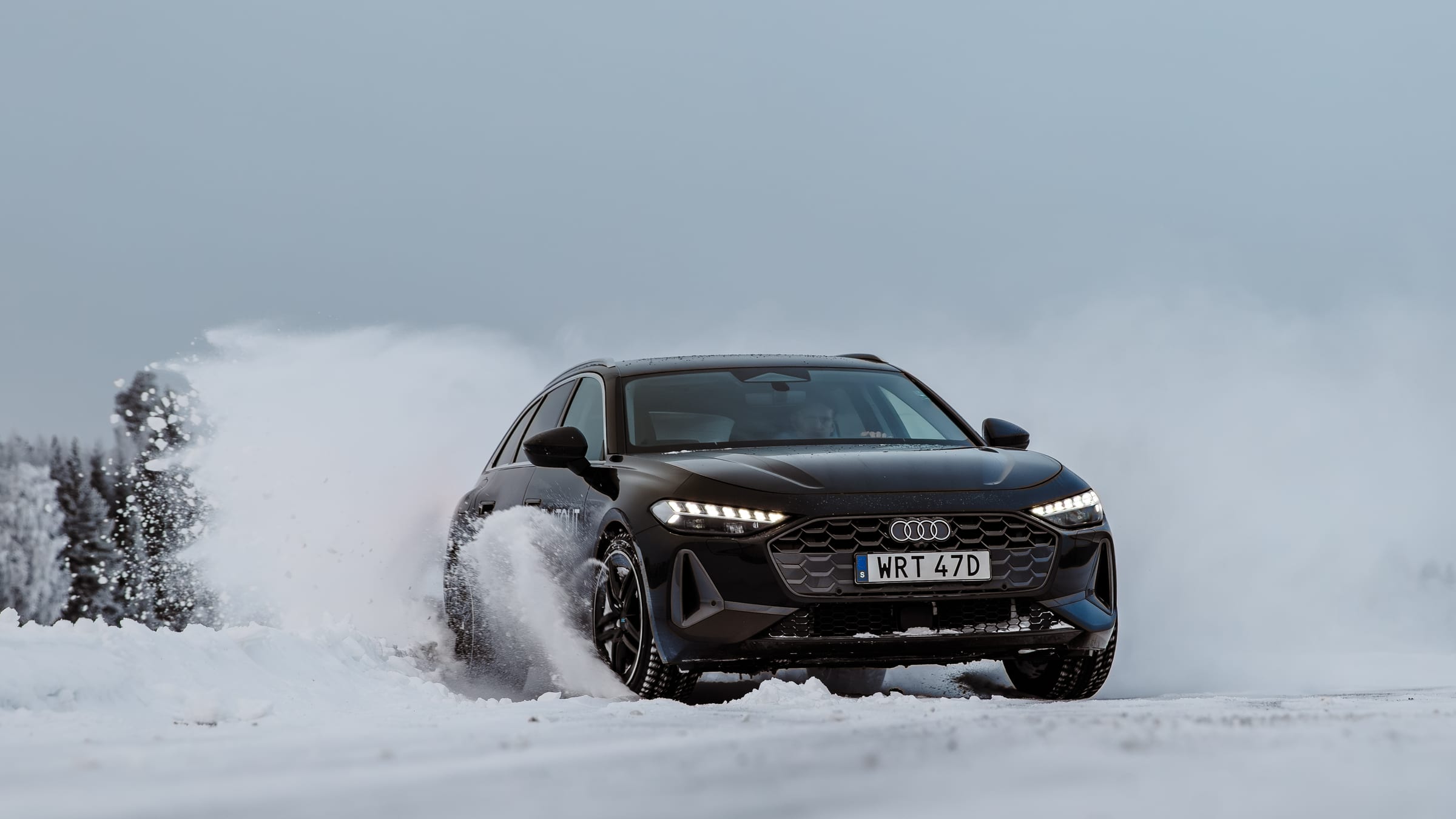 Czarne Audi w poślizgu na zamarzniętym jeziorze