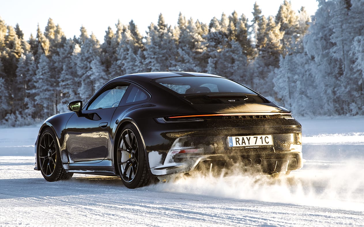 Porsche 911 z profilu, śnieg spod kół