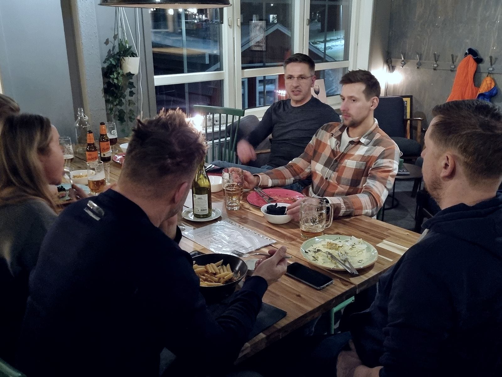 Uczestnicy wyprawy przy wspólnym stole podczas kolacji po dniu na lodzie