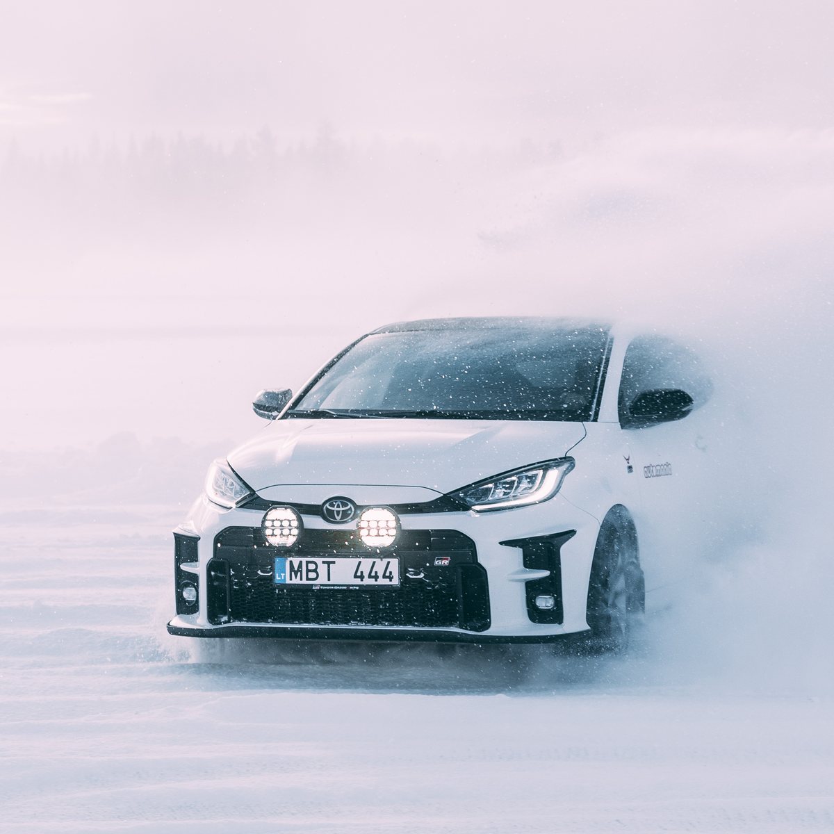 Toyota GR Yaris na zamarzniętym jeziorze w Szwecji